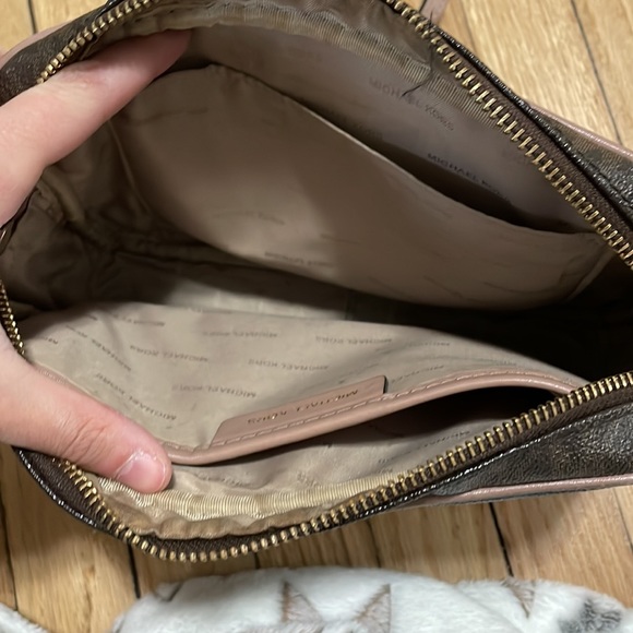 Michael kors cross body purse - Picture 4 of 9